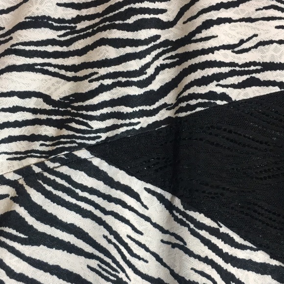 CHICO’S TRAVELERS Animal Print & Lace Versatile Extra Long Line Tunic Top - Picture 12 of 16